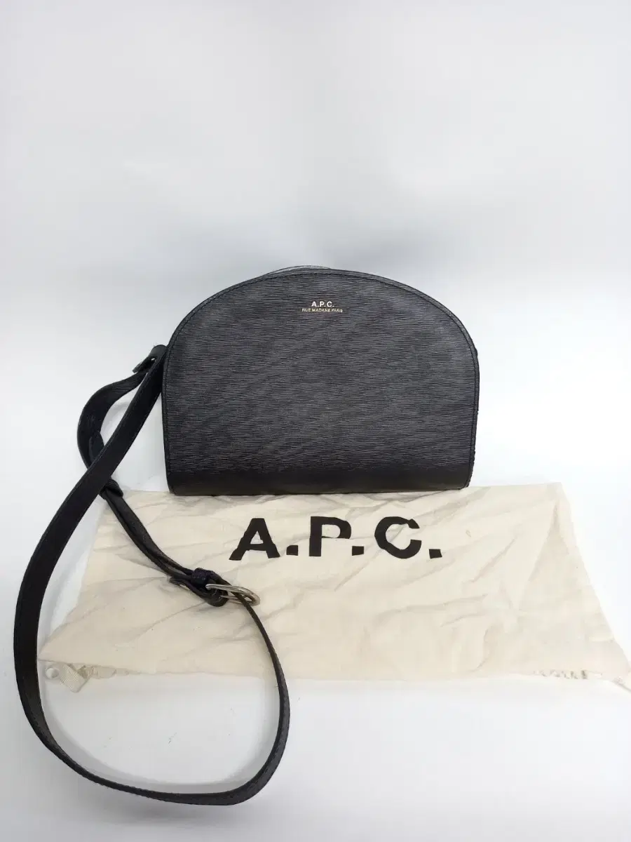 아페쎄 APC 하프문 크로스 바디백